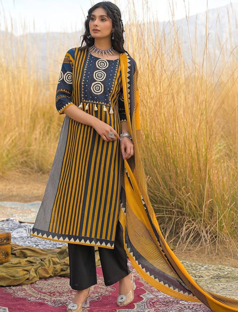 Women Printed Regular Thread Work Pure Cotton Kurta with Trousers & With Dupatta