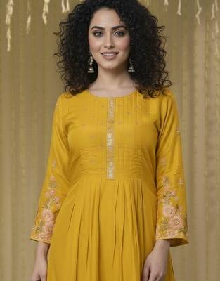 Women Ethnic Motifs Embroidered Tiered Thread Work Kurta with Palazzos 3