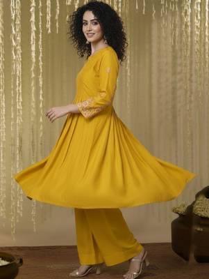 Women Ethnic Motifs Embroidered Tiered Thread Work Kurta with Palazzos 4