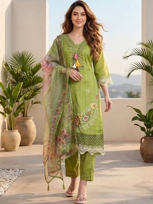 Women Floral Embroidered Regular Thread Work Pure Cotton Kurta with Trousers & With Dupatta 3