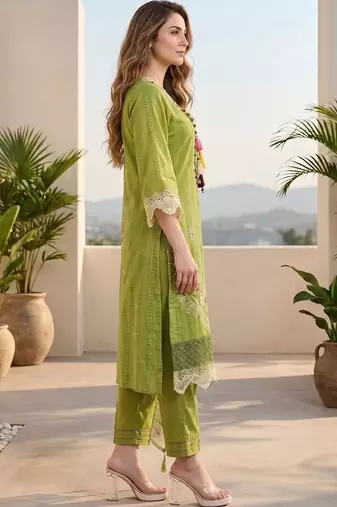 Women Floral Embroidered Regular Thread Work Pure Cotton Kurta with Trousers & With Dupatta