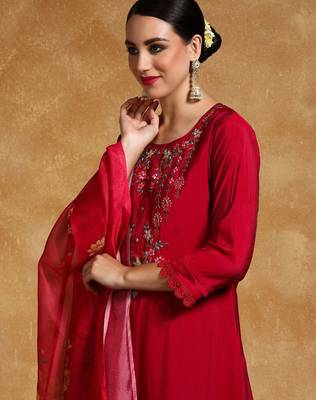 Women Floral Yoke Design Regular Thread Work Kurta with Trousers & With Dupatta 2