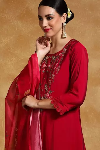 Women Floral Yoke Design Regular Thread Work Kurta with Trousers & With Dupatta