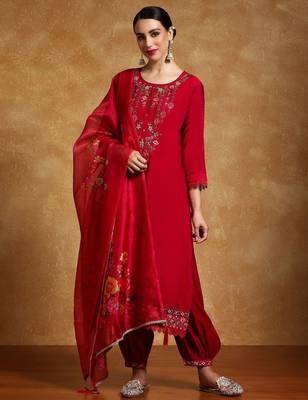 Women Floral Yoke Design Regular Thread Work Kurta with Trousers & With Dupatta 1