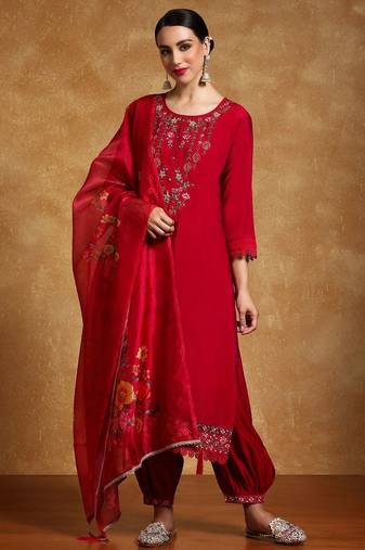 Women Floral Yoke Design Regular Thread Work Kurta with Trousers & With Dupatta