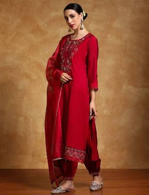 Women Floral Yoke Design Regular Thread Work Kurta with Trousers & With Dupatta 3