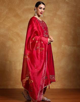 Women Floral Yoke Design Regular Thread Work Kurta with Trousers & With Dupatta 4