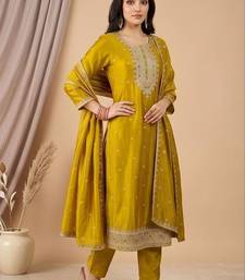 Women Ethnic Motifs Embroidered Regular Thread Work Kurta with Trousers & With Dupatta