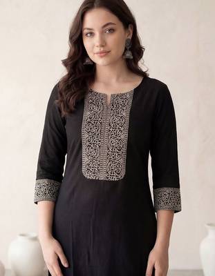 Women Ethnic Motifs Embroidered Regular Thread Work Kurta with Trousers 3