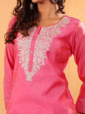 Ethnic Motifs Embroidered Sequinned Chanderi Silk Kurta with Trousers And Dupatta 3