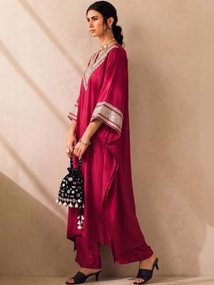 Women Embroidered Regular Kurta with Trousers 4
