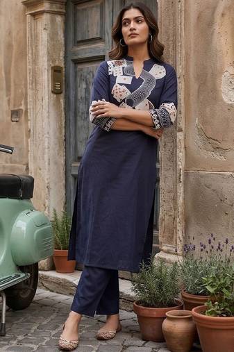 Women Printed Regular Kurta with Trousers