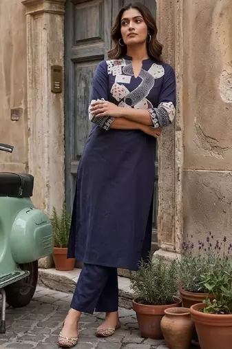 Women Printed Regular Kurta with Trousers