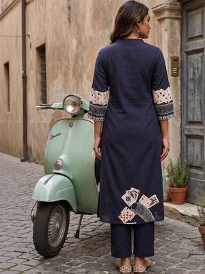 Women Printed Regular Kurta with Trousers 3