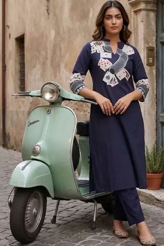 Women Printed Regular Kurta with Trousers