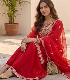 Women Ethnic Motifs Embroidered Thread Work Kurta with Sharara & With Dupatta
