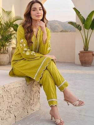 Women Regular Thread Work Kurta with Trousers & With Dupatta 3