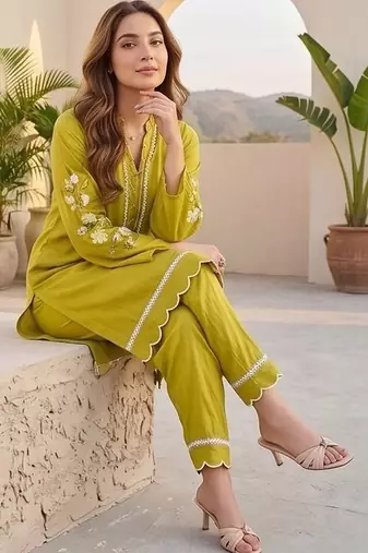 Women Regular Thread Work Kurta with Trousers & With Dupatta