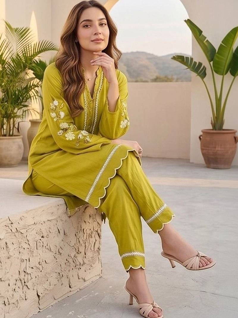 Women Regular Thread Work Kurta with Trousers & With Dupatta