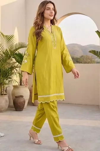 Women Regular Thread Work Kurta with Trousers & With Dupatta