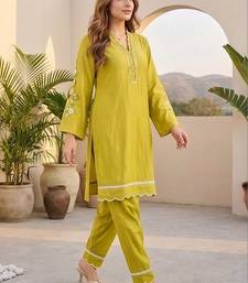 Women Regular Thread Work Kurta with Trousers & With Dupatta