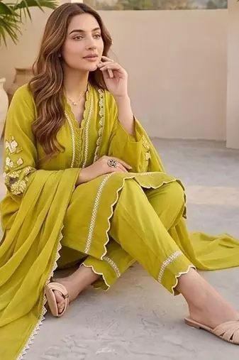 Women Regular Thread Work Kurta with Trousers & With Dupatta