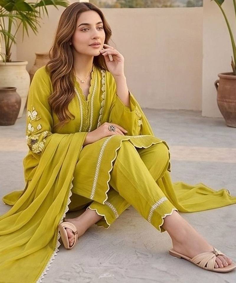 Women Regular Thread Work Kurta with Trousers & With Dupatta