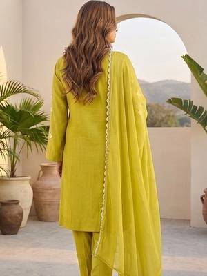 Women Regular Thread Work Kurta with Trousers & With Dupatta 6