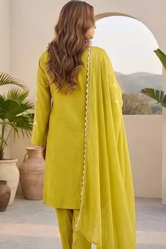 Women Regular Thread Work Kurta with Trousers & With Dupatta