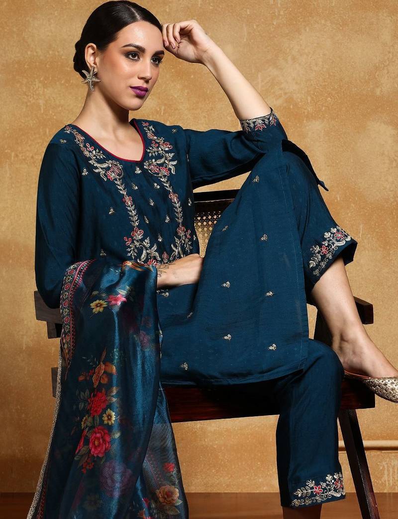 Women Floral Embroidered Regular Kurta with Trousers & With Dupatta