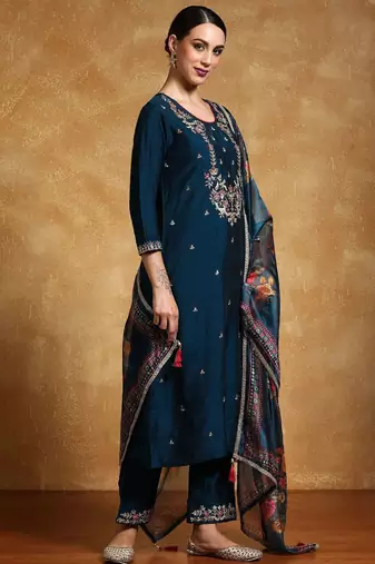 Women Floral Embroidered Regular Kurta with Trousers & With Dupatta