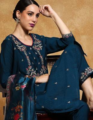 Women Floral Embroidered Regular Kurta with Trousers & With Dupatta 6