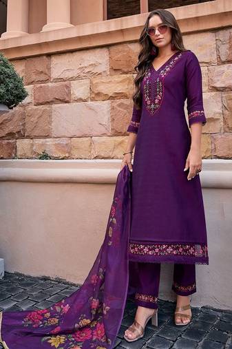 Women Floral Embroidered Regular Thread Work Kurta with Trousers & With Dupatta
