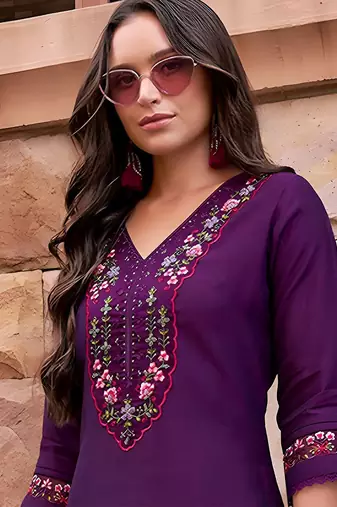 Women Floral Embroidered Regular Thread Work Kurta with Trousers & With Dupatta