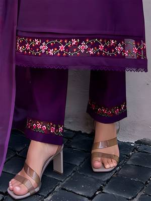 Women Floral Embroidered Regular Thread Work Kurta with Trousers & With Dupatta 3