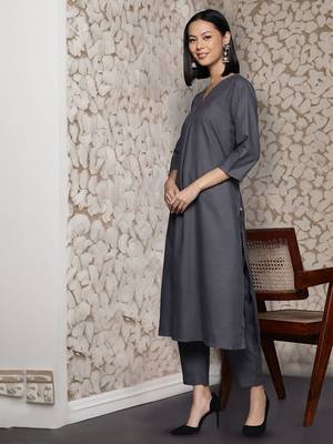 Women Solid V neck Pleated Regular Kurta with Trousers 5