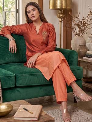 Women Ombre Dyed Regular Thread Work Kurta with Trousers 6