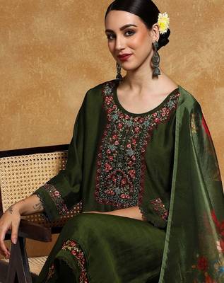 Women Floral Yoke Design Regular Thread Work Kurta with Trousers & With Dupatta 2