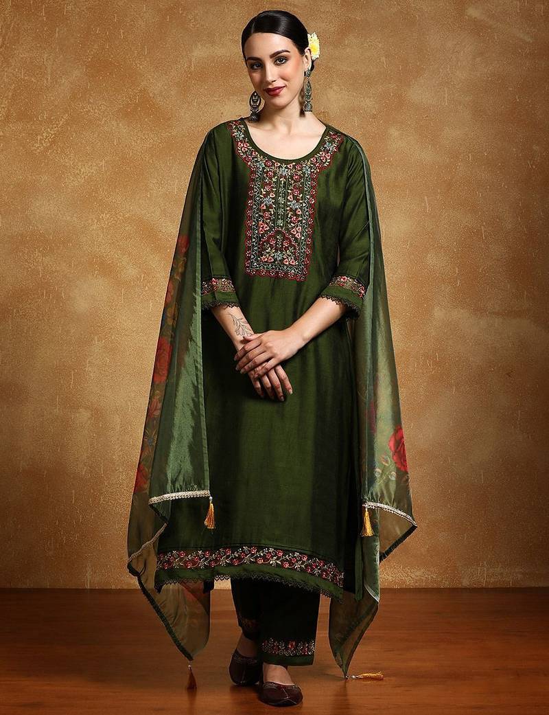 Women Floral Yoke Design Regular Thread Work Kurta with Trousers & With Dupatta