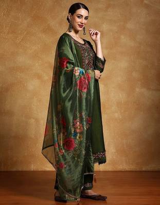 Women Floral Yoke Design Regular Thread Work Kurta with Trousers & With Dupatta 4