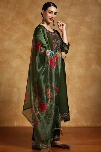 Women Floral Yoke Design Regular Thread Work Kurta with Trousers & With Dupatta
