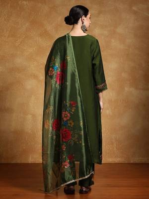 Women Floral Yoke Design Regular Thread Work Kurta with Trousers & With Dupatta 5