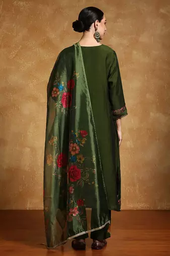 Women Floral Yoke Design Regular Thread Work Kurta with Trousers & With Dupatta