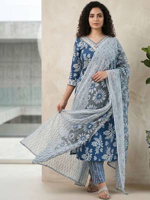 Women Floral Printed Regular Thread Work Pure Cotton Kurta with Trousers & With Dupatta 1