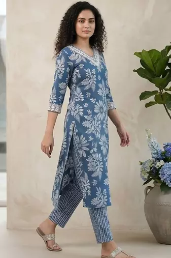 Women Floral Printed Regular Thread Work Pure Cotton Kurta with Trousers & With Dupatta