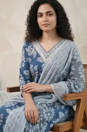 Women Floral Printed Regular Thread Work Pure Cotton Kurta with Trousers & With Dupatta