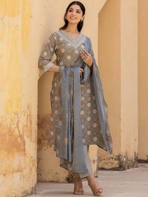 Women Floral Printed Regular Mirror Work Kurta with Trousers & With Dupatta 3