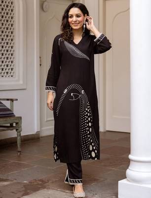 Floral Printed Mandarin Collar Straight Kurta With Trousers 1