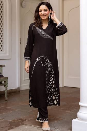 Floral Printed Mandarin Collar Straight Kurta With Trousers