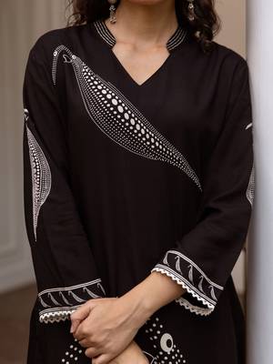 Floral Printed Mandarin Collar Straight Kurta With Trousers 2